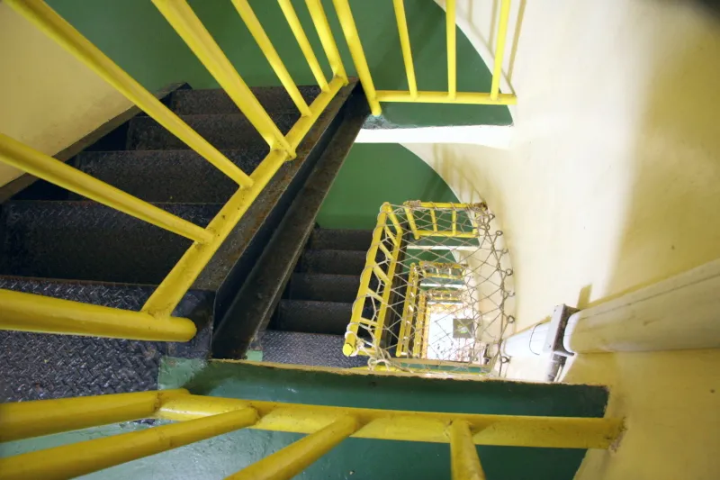 灯台内部はビックリするくらい狭くて急な階段