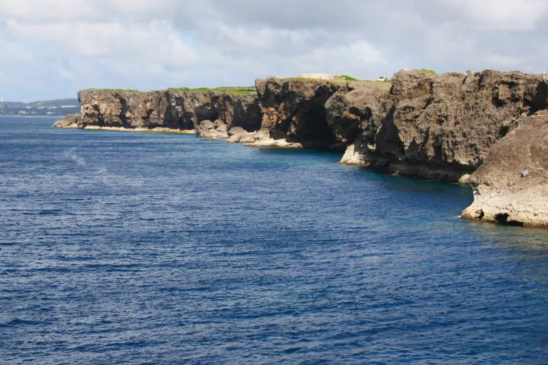 隆起サンゴの断崖絶壁が続く、荒々しい海岸線