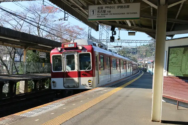 大阪上本町駅と三重県伊勢中川駅を結ぶ近鉄大阪線
