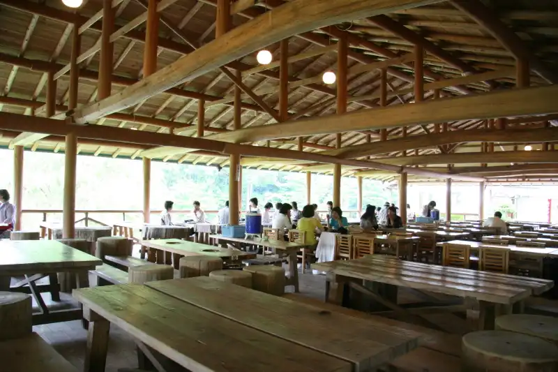 軽食やお弁当を販売する２００人収容可能な食堂