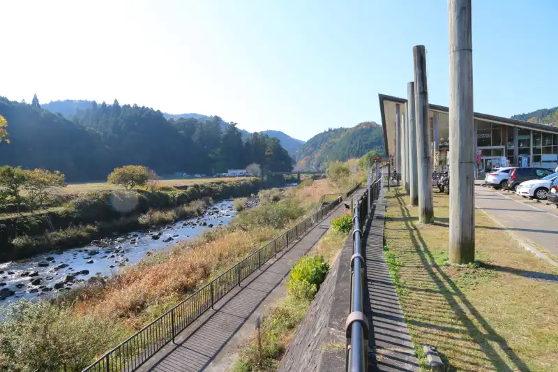 目の前を宇田川が流れ、開放感のある景色の広がる場所