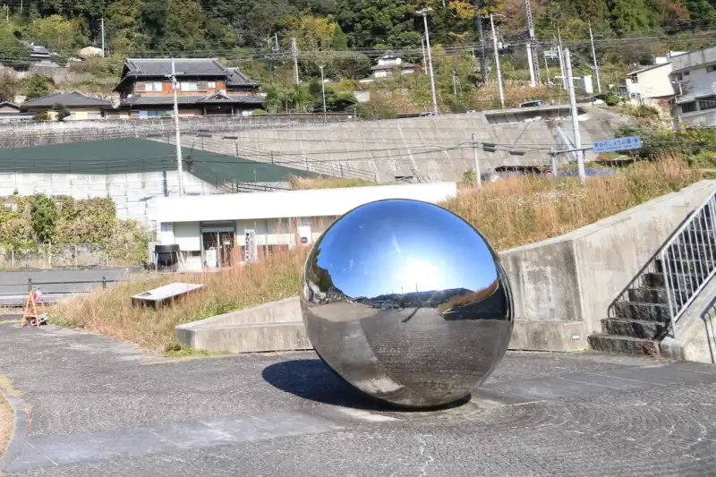 駐車場の端に設置されている球体のモニュメント