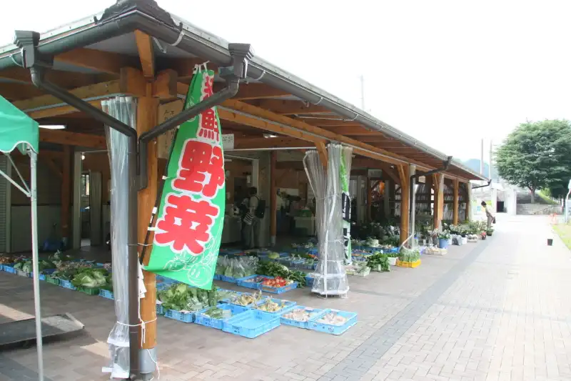 地元野菜や果物などを販売する農産物直売所「こもれび市場」
