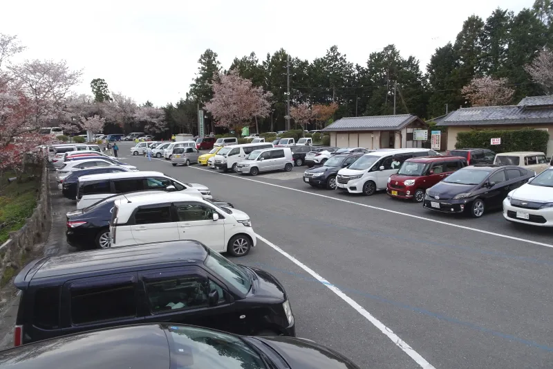 ４００台の駐車スペースのある大型駐車場