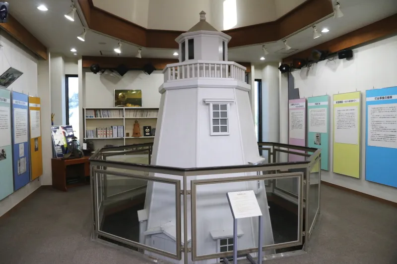 資料館に展示されている１５０年前の初代灯台（復元模型） 