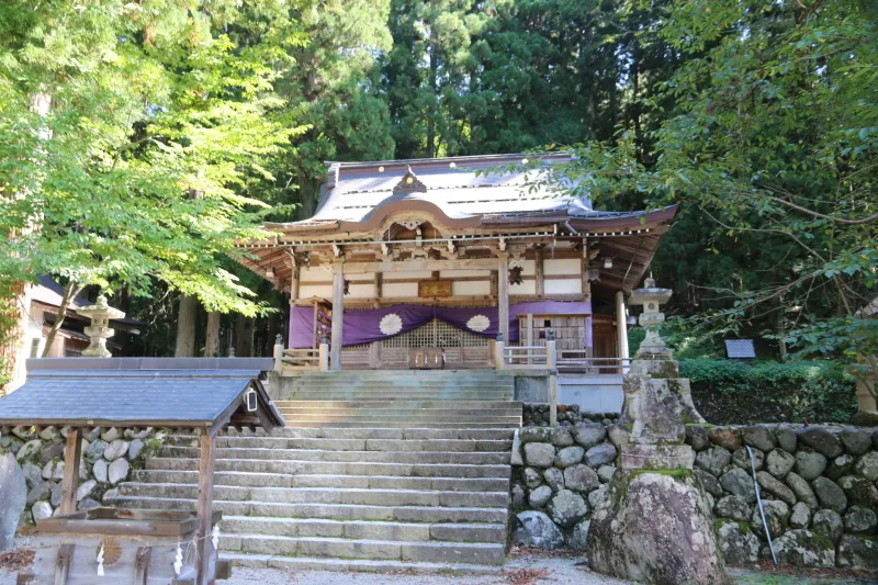 木々に覆われ、静かな場所に佇む、白川八幡神社
