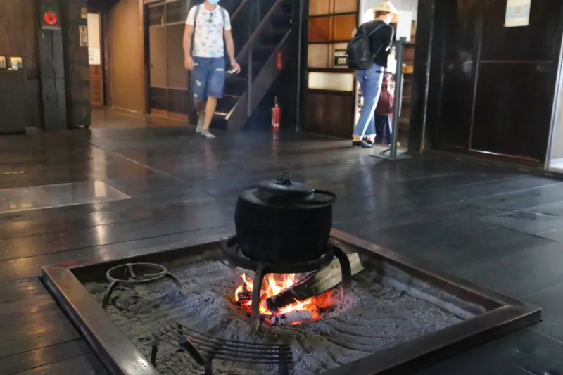 囲炉裏には火が灯され、歴史を感じる床の輝きも印象的 