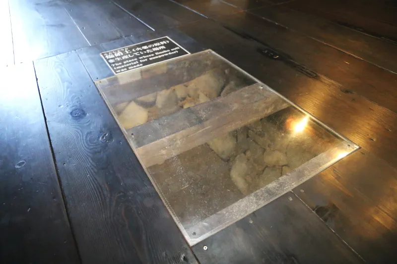 火薬の原料となる焔硝を生産していた床下にある塩硝床の展示 