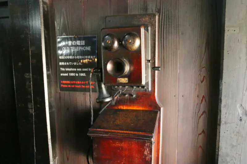 １９６０年頃まで使用されていた木製の電話機 