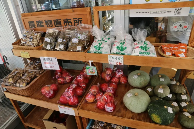 地元の野菜や果物が売られている農産物直売コーナー