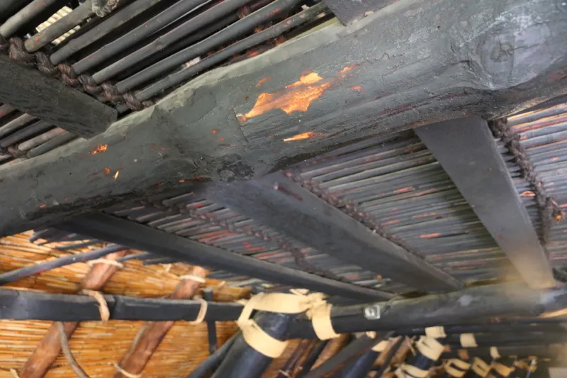 長い間、使われ続けている囲炉裏のススが柱や床に付着 