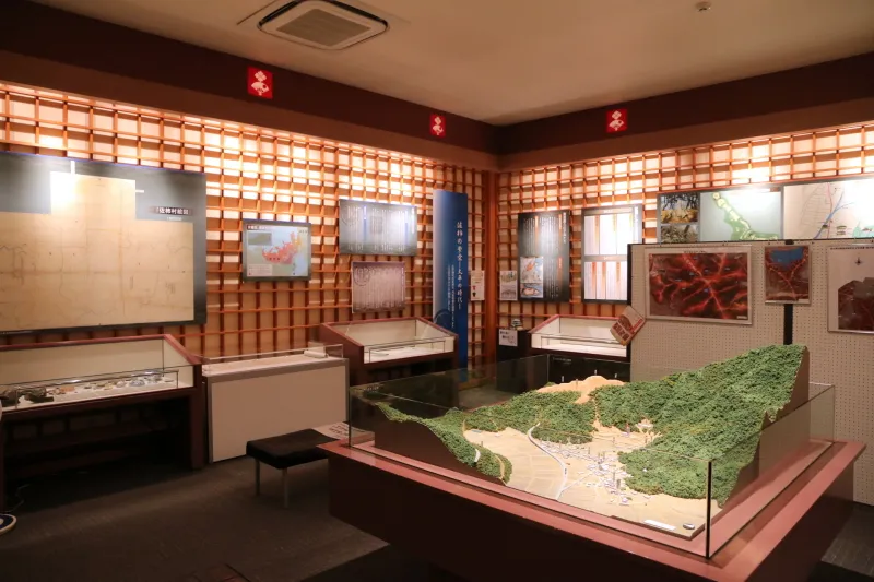 歴史資料や出土品などが並ぶ、国吉城の展示コーナー