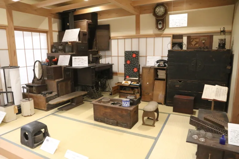 古い家具や生活用品が置かれ、明治から昭和の暮らしを再現 