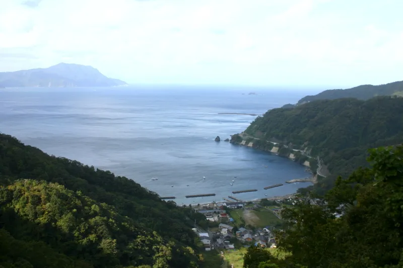 湖とは違い、水平線まで海が続く、日本海の景色