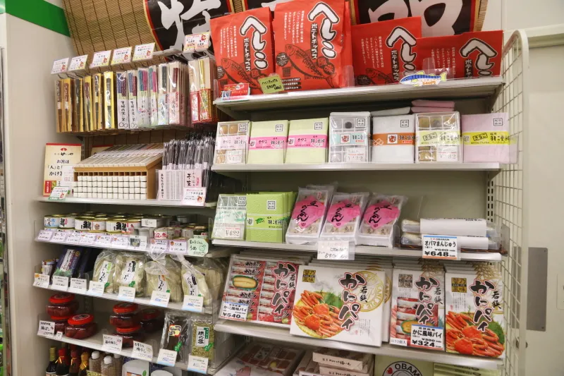 福井県の特産品が並ぶコンビニ店内のお土産コーナー