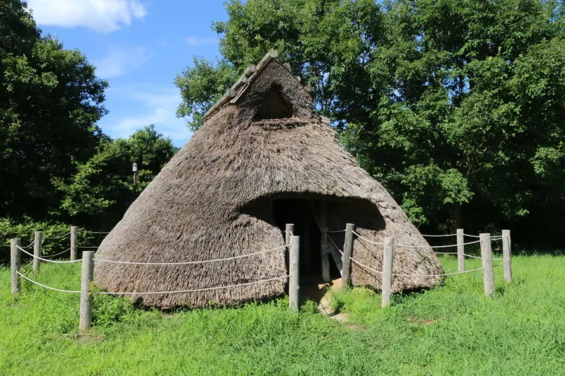 縄文時代の暮らしを復元している竪穴式住居 