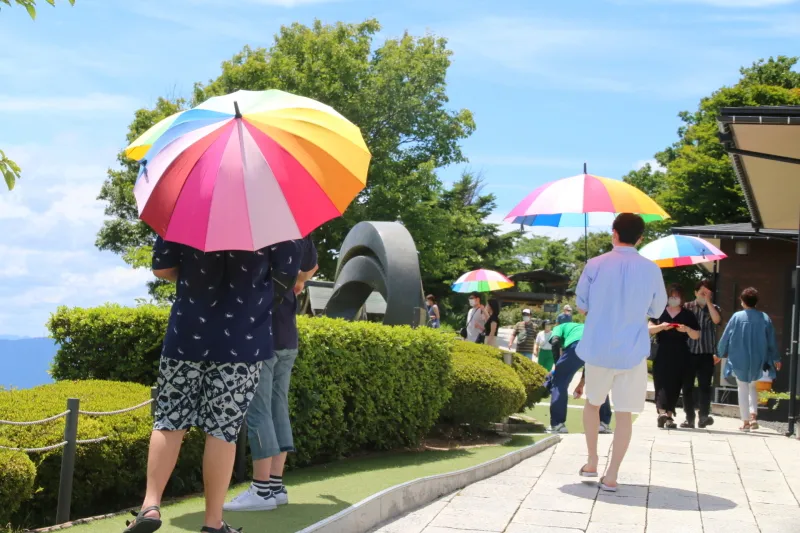 撮影や日傘として利用する人が多い、レインボー傘 