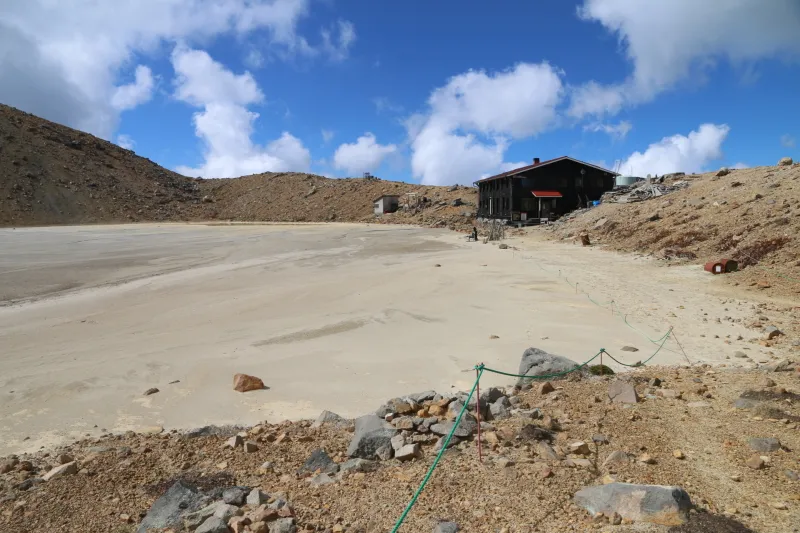 噴火の影響により、全体が砂で覆われてしまった二ノ池 