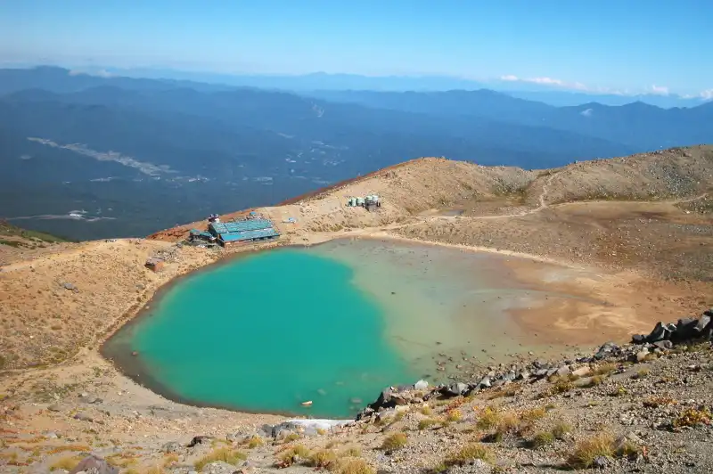 噴火前に撮影した青く美しい二ノ池（２００６年９月撮影） 
