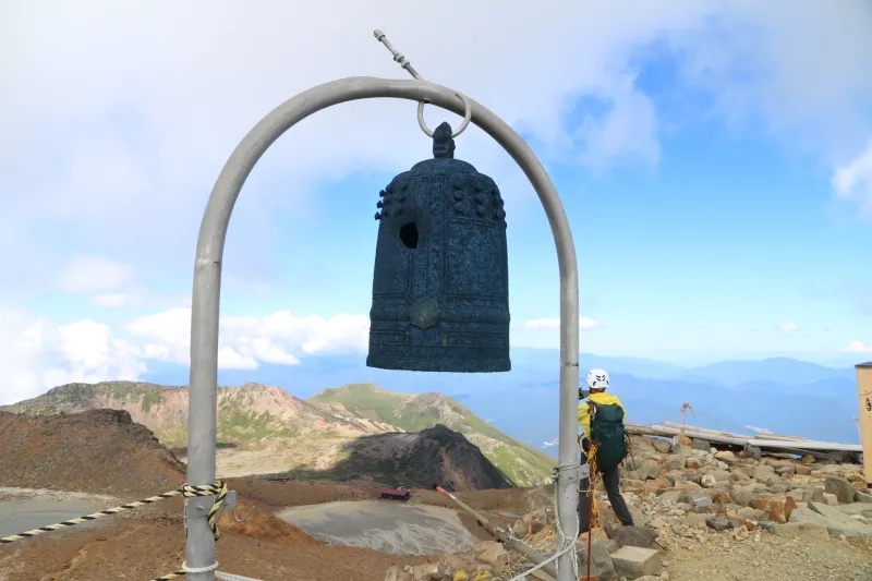 噴石によって穴が空いてしまった御嶽神社の釣鐘 