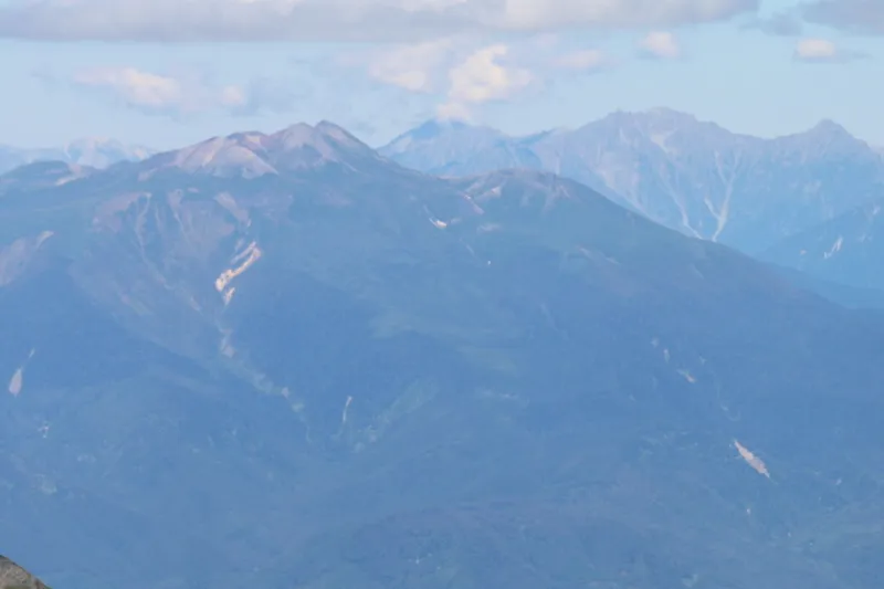 乗鞍岳の右後ろに見えるのは穂高連峰や槍ヶ岳などの北アルプス 