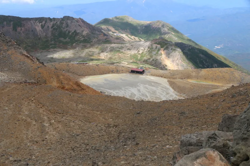 噴火に伴う火山灰が堆積し、コバルトブルーの水が失われた二ノ池 