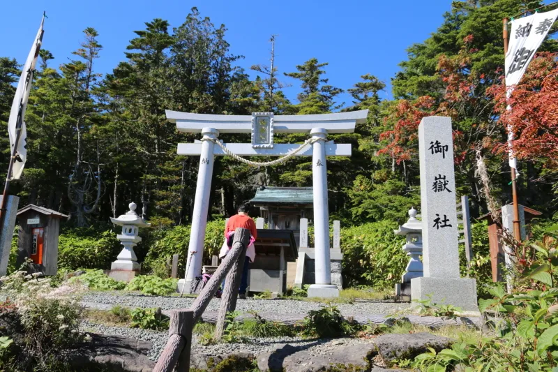 展望台の近くにある登山者の安全祈願で建てられた御嶽神社 