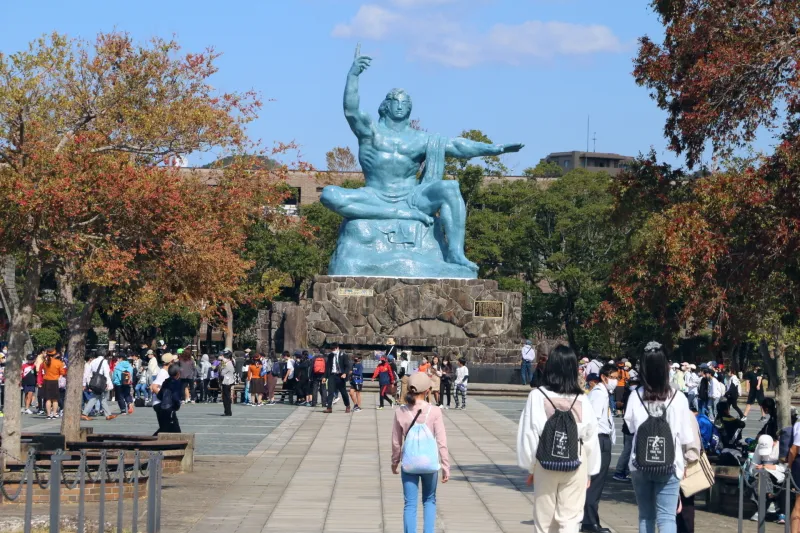国内外から大勢の人が訪れる長崎平和公園