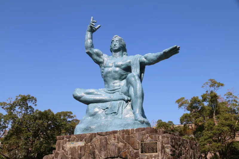 １９５５年に設立された高さ１０ｍの平和祈念像