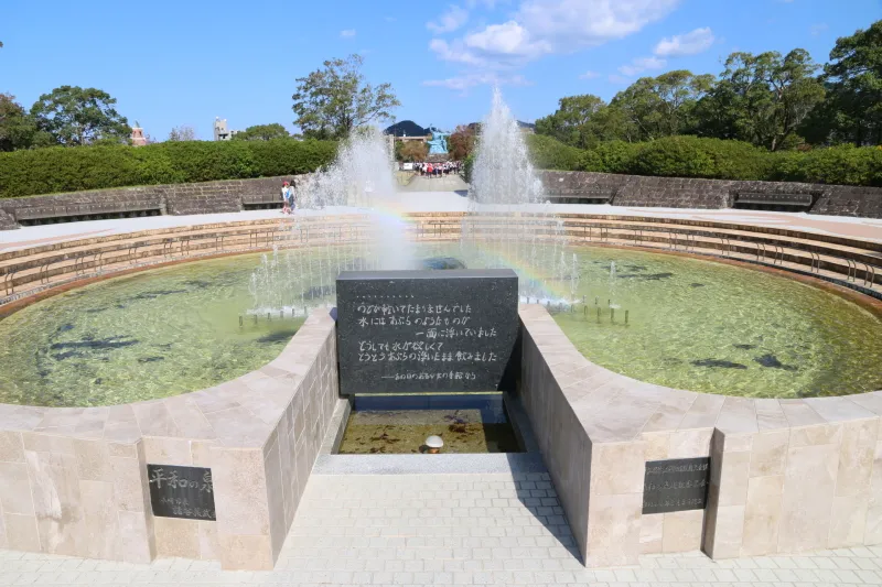 水を求めながら亡くなった被爆者を慰霊する「平和の泉」