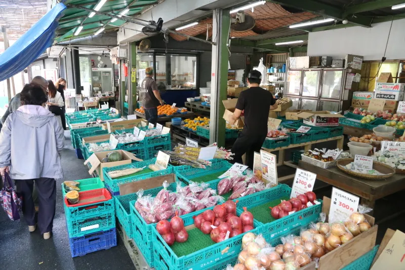 地元の野菜や果物を販売する農産物直売所も併設 