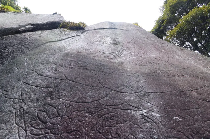 千手窟の巨石に刻まれている高さ９ｍの伝虚空蔵磨崖仏