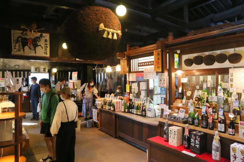 様々な日本酒やお土産品が並ぶ店内の様子 