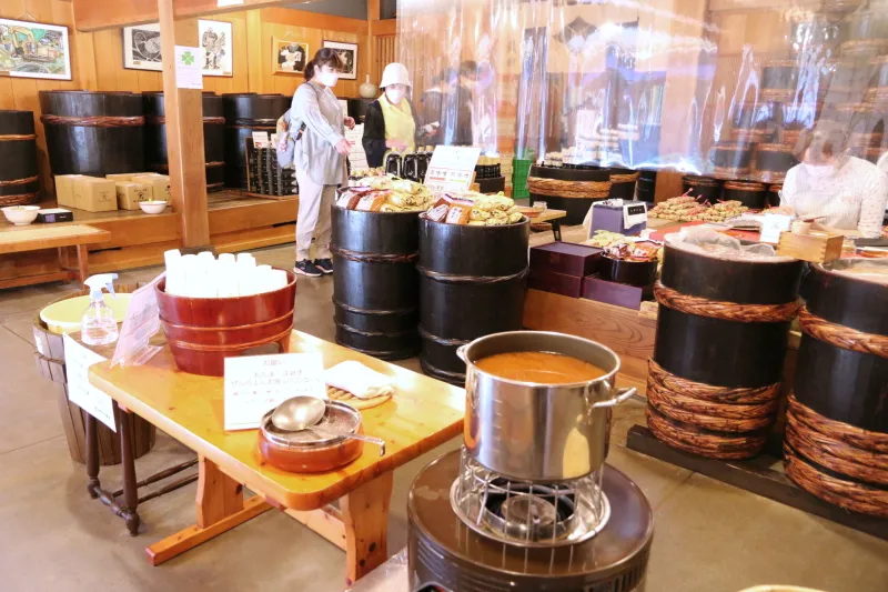 「大のや醸造」では様々な商品を販売し、お味噌汁の試飲も可能
