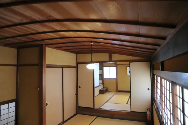 屋根と合わせるように勾配天井となっている２階の和室