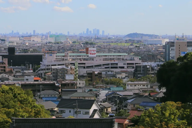 地平線にうっすらと見える名古屋市内のビル群