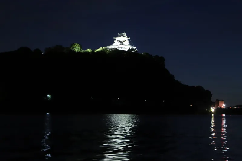 最初の見どころとなっている犬山城天守閣のライトアップ 