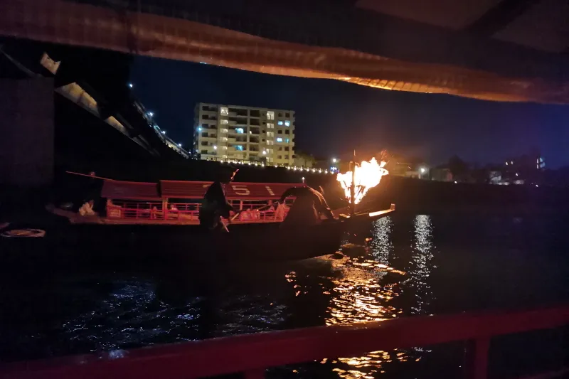 火を灯した鵜舟が近づいてくると鵜飼のスタート