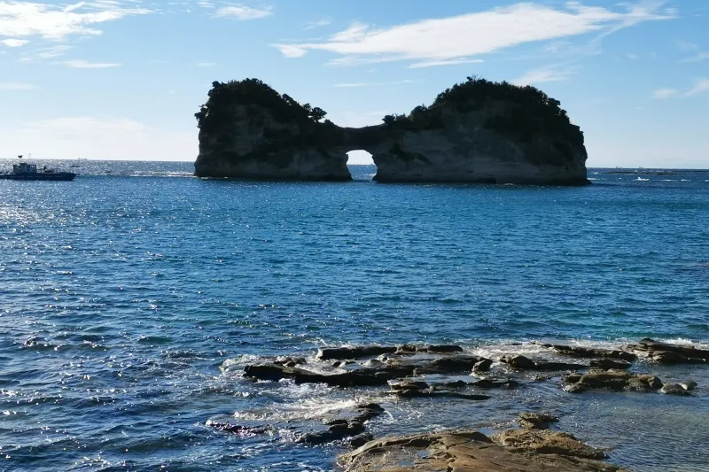 沖合２５０ｍに島があり、真っ正面に眺められるロケーション
