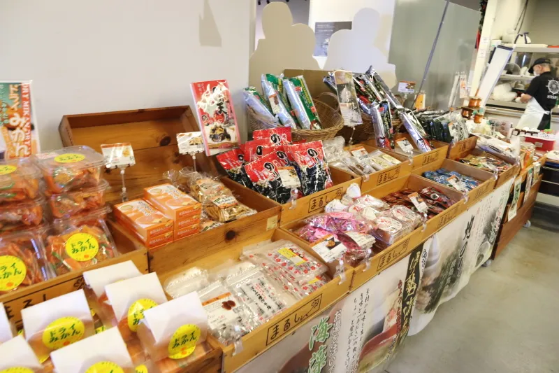 和歌山の特産品などを販売するお土産コーナー