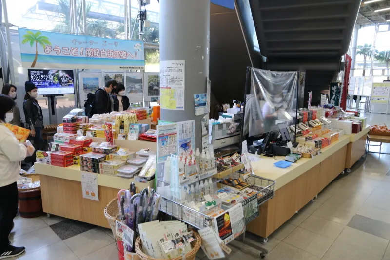 和歌山の銘菓などを販売する、おみやげコーナー