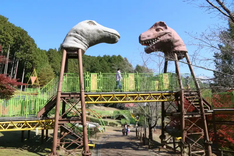 恐竜をイメージした大型遊具のあるアスレチックエリア