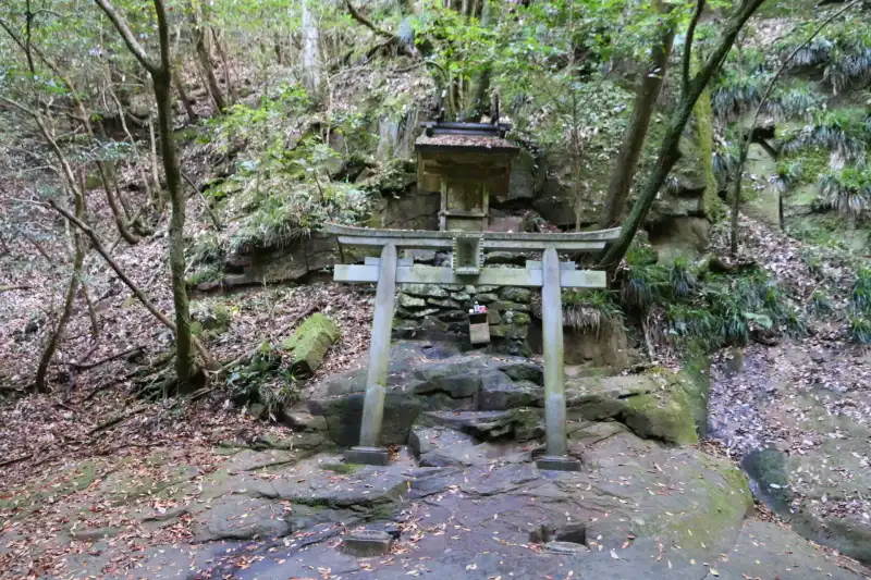 岩場に建てられている龍鎮神社の本殿