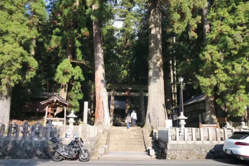 樹齢６００年の杉などが立ち並ぶ室生龍穴神社