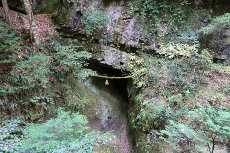 吉祥龍穴は渓流の岩場にあり、龍神が住むと伝わる洞穴