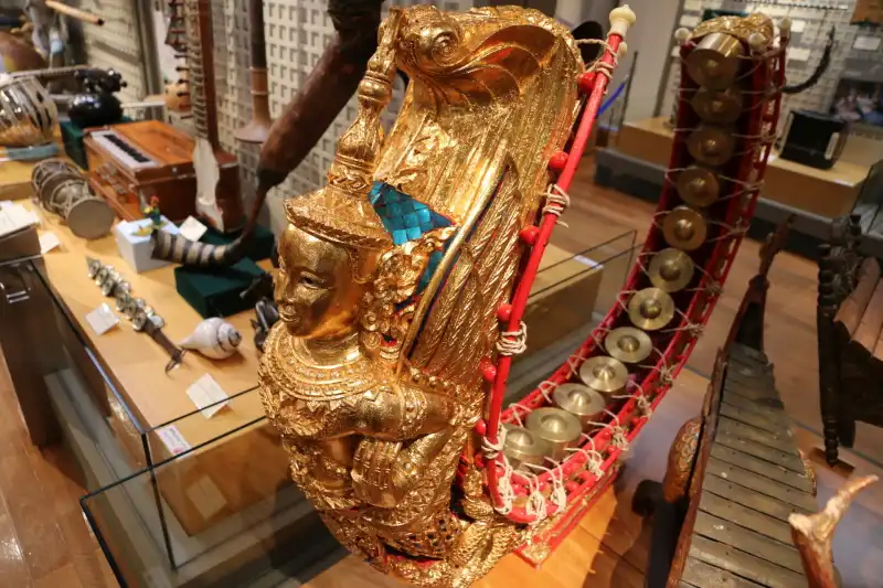 豪華絢爛な彫刻が施されるタイの打楽器「コーンモン」