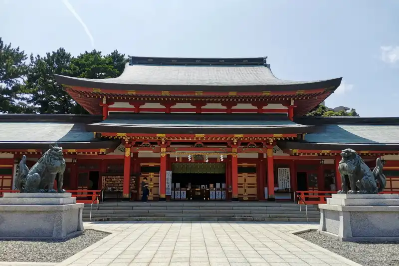 徳川家康を始め、両社の神々を祀る拝殿とその後ろにある本殿