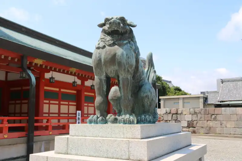 拝殿前の狛犬は非常に大きく、筋肉質のたくましい姿が特徴