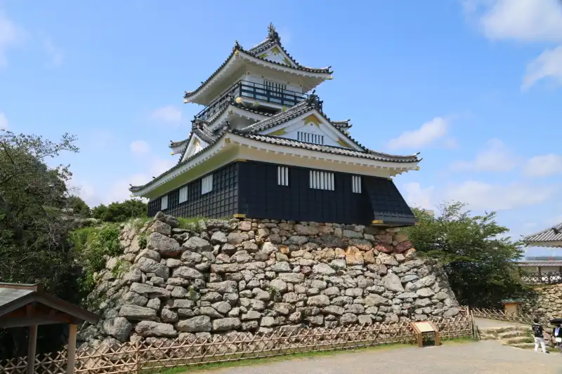 一辺２０ｍの野面積みに建てられている浜松城天守閣
