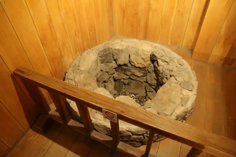 発掘調査で発見した４００年間埋もれていた地下の井戸